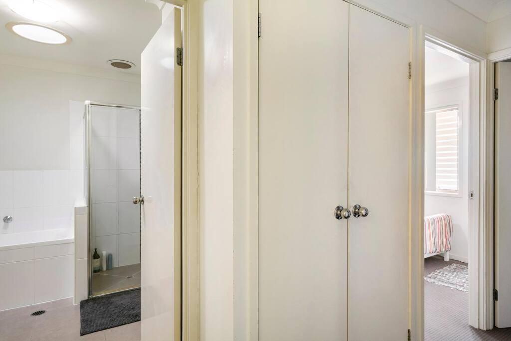 Room With Separate Bath In Shared Homestay Редкліфф Екстер'єр фото