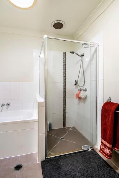 Room With Separate Bath In Shared Homestay Редкліфф Екстер'єр фото