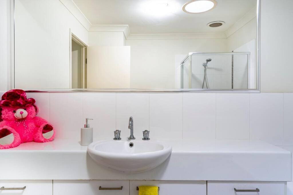 Room With Separate Bath In Shared Homestay Редкліфф Екстер'єр фото