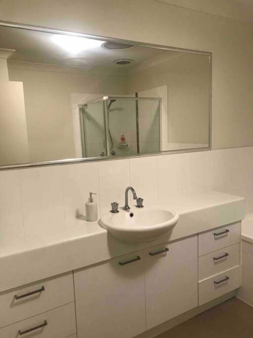 Room With Separate Bath In Shared Homestay Редкліфф Екстер'єр фото