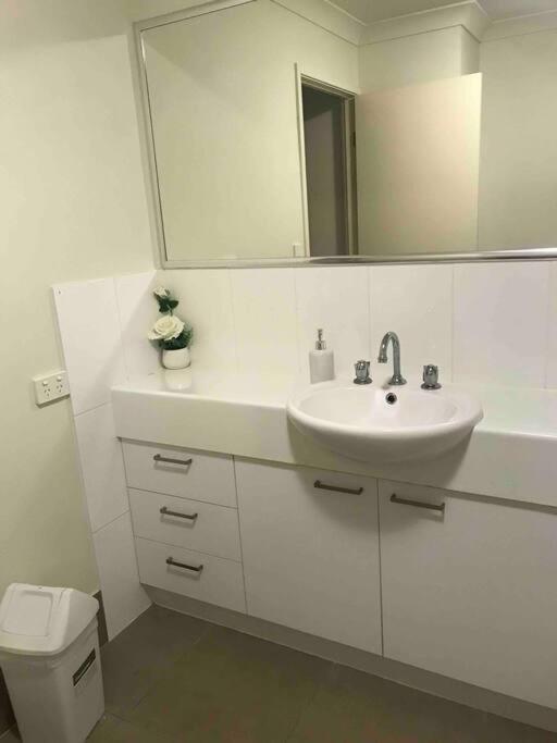 Room With Separate Bath In Shared Homestay Редкліфф Екстер'єр фото