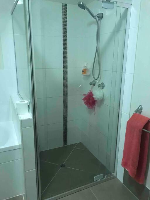 Room With Separate Bath In Shared Homestay Редкліфф Екстер'єр фото